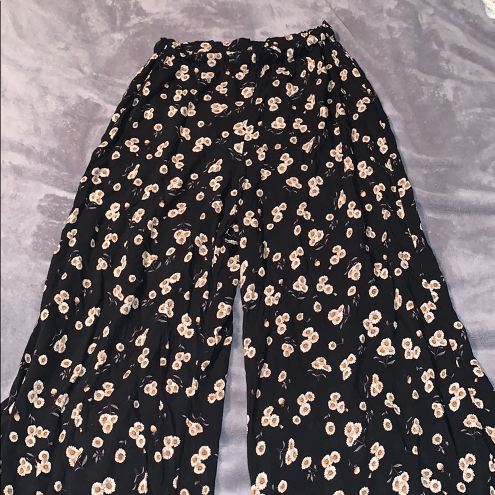 Brandy Melville High Waisted Sunflower Pants.🌻🖤